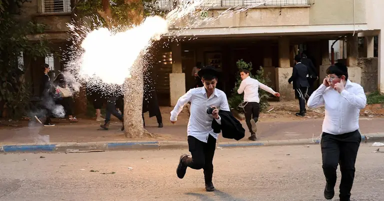 ইসরাইলের পুলিশ বন্দি ব্রাকে জনসমাগম ছড়াতে স্টান গ্রেনেড ব্যবহার করেছে